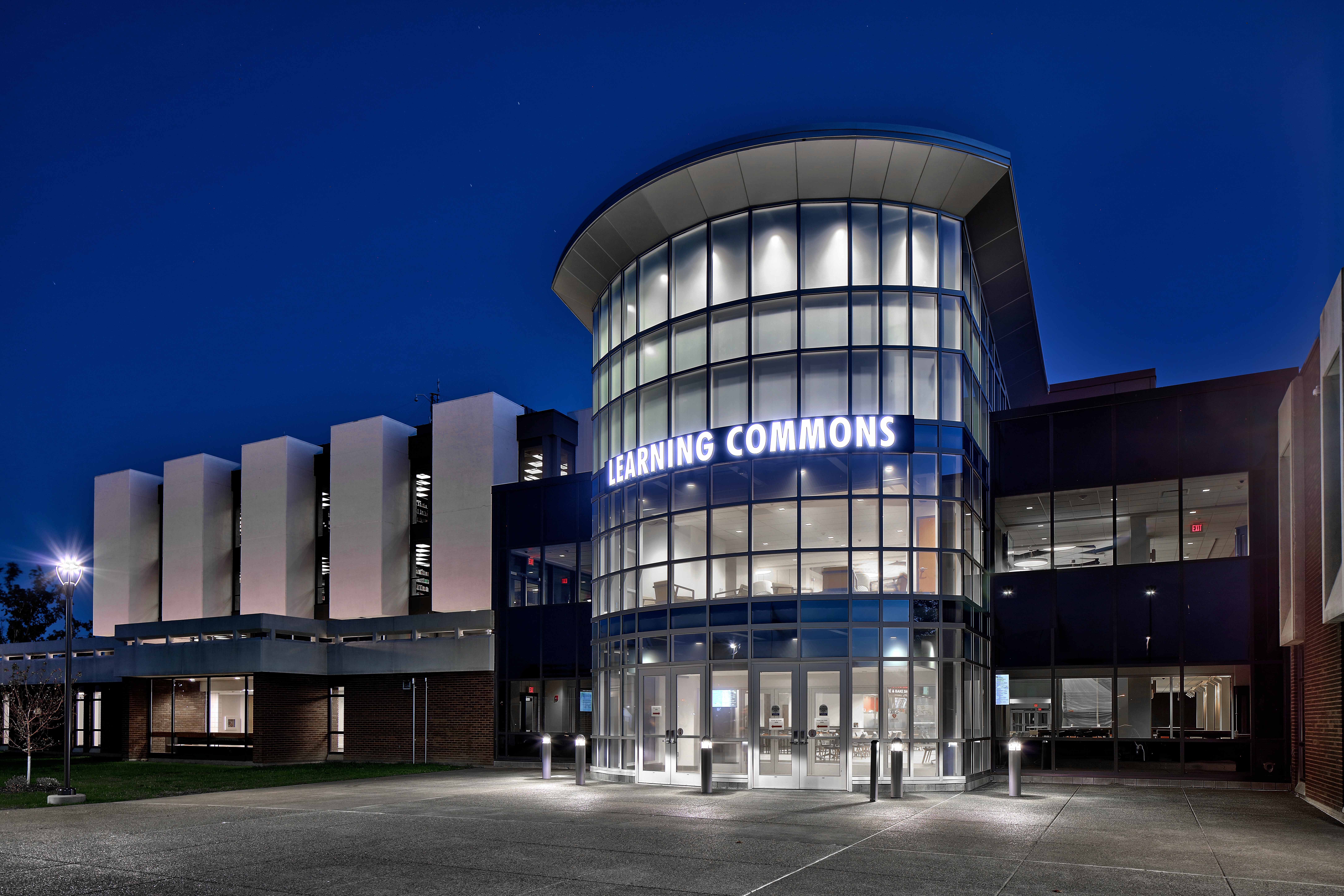 Entrance to SUNY Niagara Learning Commons
